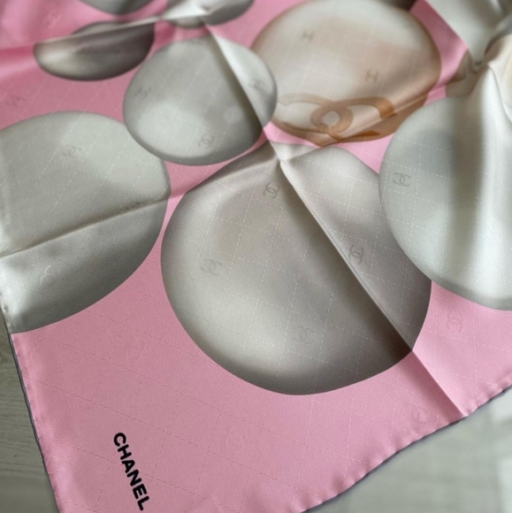 SOLD‼️Chanel pearl scarf silk size 90×90 - Picture 2 of 14